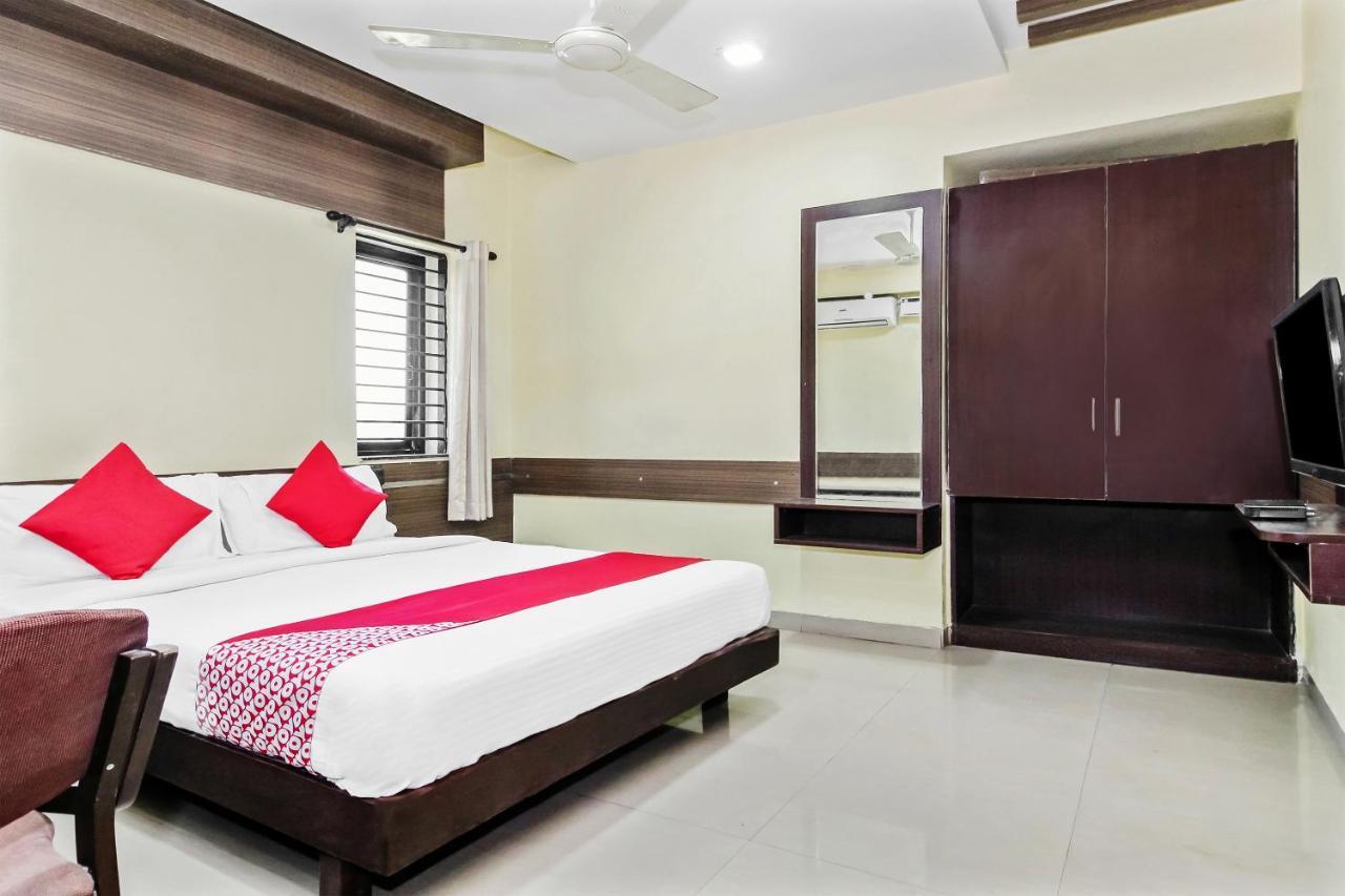 Oyo 30537 Hotel Megharaj Bijāpur Exterior foto